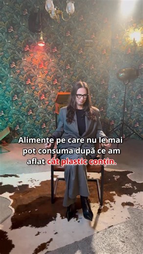 Diana Alexandra Maria Gadola on Instagram: "După ce am început să citesc etichete și să aflu ce se întâmplă, de fapt, cu mâncarea noastră, unele lucruri pur și simplu nu mi-au mai picat bine. Pentru că nu mai pot să le văd la fel. Când știi cât plastic ajunge în ele, cât de des sunt încălzite, ambalate, procesate, parcă îți dispare pofta. Nu zic că trebuie să fii perfect sau să elimini tot. Dar, odată ce vezi realitatea, începi să alegi diferit. #health #healthy #healthylifestyle #healthyliving 