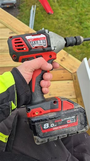 1.5K views · 27 reactions | Enkelt og veldig fint stolpefritt rekkverk fra @t_railing.glassrekkverk :) Ble ett par hundre franske treskruer som selvfølgelig ikke var noe problem med riktig verktøy ❤️朗 #glass #fence #stolpefritt #veranda #woodworking #glassrekkverk #terrasse #balkong #milwaukeetools | Na_bygg | Facebook