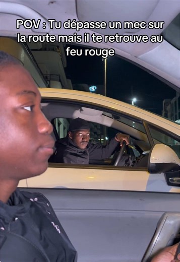 Regard à la Scarface : Un moment amusant au feu rouge