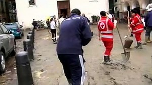 Chiavari, dopo l'alluvione cittadini e volontari liberano strade e negozi dal fango