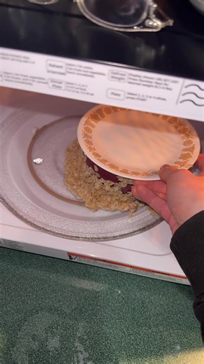 who new oatmeal was this difficult to make #oatmeal #help (yes i’ve made oatmeal before but i don’t think i’ve ever tried to use milk 😭)