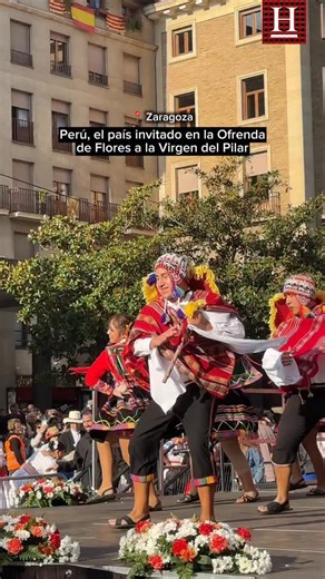 🇵🇪💐 Una nutrida representación peruana ha llenado la plaza del Pilar de músicas y bailes de este país, que este año es el invitado a la Ofrenda de Flores a la Virgen del Pilar de Zaragoza. 🔗 Puedes leer más en heraldo.es | Heraldo de Aragón