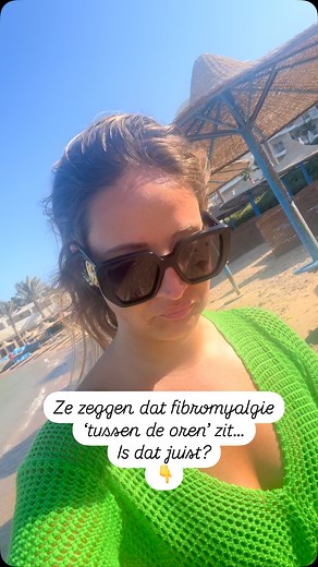 Fibromyalgie is écht!! Je ervaart de klachten. Je voelt pijn. Je staat op en denkt: hoe ga ik deze dag doorkomen? Je vraagt je af waar het vandaan komt, want je bent gezond. De artsen zeggen dat alle uitslagen goed zijn. Je krijgt een label voor iets wat ‘onzichtbaar’ zou zijn. Ik ken dit van dichtbij. Mijn vader heeft al sinds zijn veertigste fibromyalgie(nu74). Hij slikt meerdere medicijnen en komt soms niet meer uit zijn woorden. Zelf was ik chronisch pijnpatiënt en weet ik precies hoe verlam