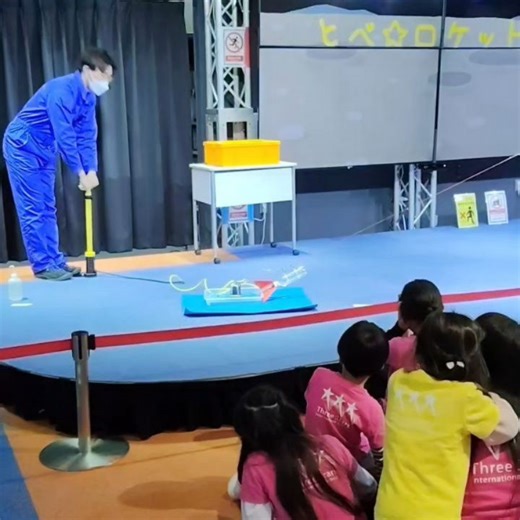 Three Stars Intl on Instagram: "⭐️Science Museum⭐️ Kindy classは大好きなScienceで学んだ知識をさらに深めるため、横浜の『はまぎんこども宇宙科学館』へ行ってきました🚀✨ ロケットについてのわかりやすいショーを見たり、宇宙や重力・電気の仕組みについて学んだり、パズルに挑戦したりと盛りだくさん！🪐🧩 それぞれお気に入りの展示があり、「またすぐ行きたい！」という声もたくさん聞こえてきました😊💕 #scienceclass #fieldtrip #sciencemuseum #kindergarten #はまぎんこども宇宙科学館"