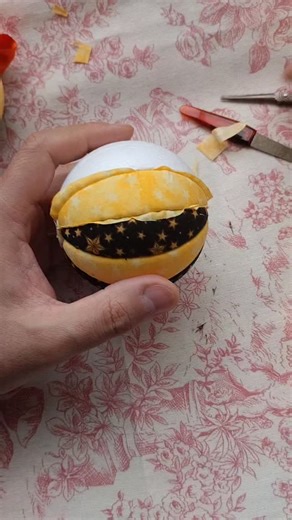 Haciendo bolas de patchwork sin aguja para Jágüilin. #patchwork #patchworksinaguja #jagüilin #halloween🎃 | Pedrete Trigos