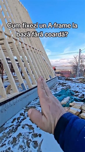 Asociatia Casa din Chirpici on Instagram: "În structurile A-frame, coarda are rolul de a prelua forțele de întindere și de a împiedica deschiderea bazei. Eliminarea ei este posibilă doar dacă aceste eforturi sunt preluate printr-un sistem structural echivalent. În acest caz, rolul coardei este înlocuit de elemente metalice ancorate în beton și fixate de căpriori, care lucrează la întindere și transmit forțele către fundație. Blocatorii montați la bază și între căpriori rigidizează ansamblul, red