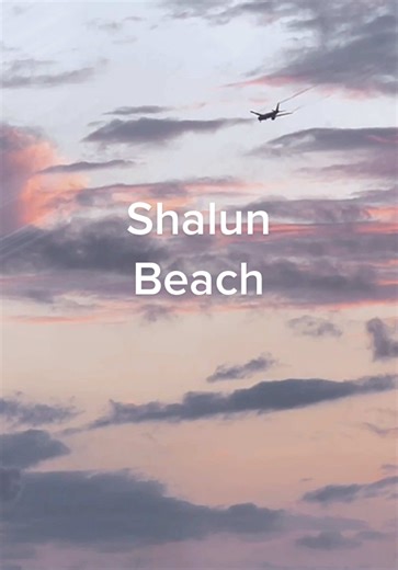 After the sunset at Shalun Beach in Tamsui, the sky is not finished yet. The afterglow continues to change colors above the sea and clouds. From orange and pink to deep purple and blue, the sky slowly repaints itself like a living canvas. ⸻ 日本語 淡水の**沙崙ビーチ（Shalun Beach）**では、 夕日が沈んだ後も空のショーは終わりません。 オレンジからピンク、そして紫と青へ、 夕焼けの色がゆっくりと変わり続けます。 ⸻ 한국어 대만 단수이의 **샤룬 해변(Shalun Beach)**에서는 해가 진 뒤에도 하늘의 색이 계속 변합니다. 주황색에서 분홍색, 그리고 보라와 파란색까지 저녁노을이 천천히 바다 위에서 퍼져갑니다. ⸻ Tiếng Việt（越南文） Sau khi mặt trời lặn ở bãi biển