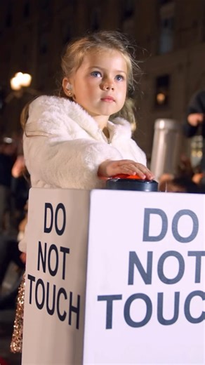 3.4M views · 13K reactions | A large flashmob led by @itsjuliencohen and @violin_phonix featuring an orchestral arrangement of "Carol of the Bells" surprised thousands in Paris the launch of the Christmas lights season. The whole event was protected by the French National Guard @garde_republicaine_officiel  #Christmas #christmaslights #noël #joyeuxnoel #Paris #France #christmascarol #carolofthebells | Visegrad24 | Facebook