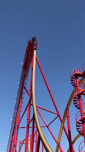 Off-ride Wonder Woman at Six Flags Magic Mountain #rollercoaster #sixflagsmagicmountain #sixflags