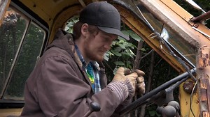 877K views · 19K reactions | ¿Quién dijo que revivir una grúa era tarea fácil? Otto emprende una misión única para rescatar esta antigua máquina y utilizarla en la granja Kilcher. Pero ahora, con una carga de 22 mil kilos por transportar en el barco, ¿lograrán superar el desafío? ️樂️ #Alaska #LaUltimaFrontera | Discovery Latinoamérica | Facebook