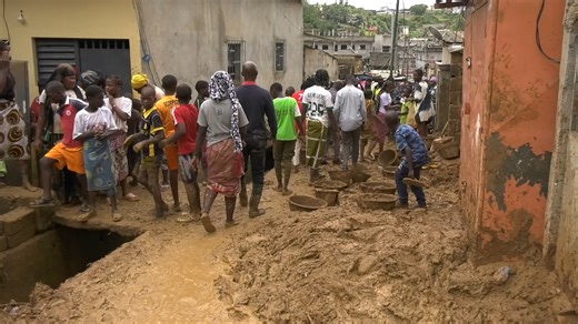 623K views · 10K reactions | [Société]  Un glissement de terrain survenu dans la nuit du 20 au 21 mai à Mossikro, un quartier d’Attécoubé, a causé la mort de six personnes et plusieurs blessés. Ce drame, consécutif à de fortes pluies, a provoqué l’effondrement de plusieurs habitations et relance les inquiétudes liées aux zones à risque dans la capitale économique ivoirienne. #RTIinfo | RTI Info | Facebook