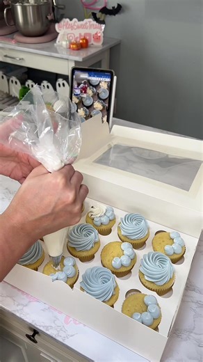 Cupcake Decorating Tips with Bakell Glitter
