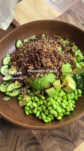 Crispy quinoa salad 🥑🥒✨ If you love a crispy rice salad then you’ll absolutely love this!! I’ve made a lot of salads and this one definitely make it into my top 5 🤭 Quinoa: 2 cups cooked quinoa (I cooked mine in chicken stock) 1tbsp sesame oil — mix everything together and spread out on line baking tray. Bake at 180°c for 35-40 minutes or until golden and crispy, mixing 3 times throughout. Salad: 1 cucumber 1 avocado 4 Shallots 1 cup edamame beans Dressing: 1/3 cup natural peanut butter 2tbsp