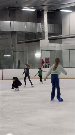 Avery’s figure skating lesson #justspin #figureskate #iceskatingcompetition