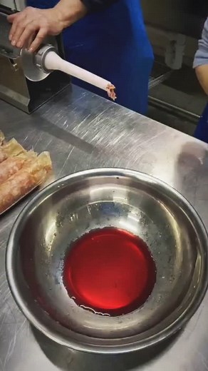 Salame receta básica No se complique quiere hacer salame para vender y q se venda 80% carnes la.q tenga vaca ñ, toro, cerdo, aves, ñando, llama, ciervo, cordero y un largo etc de res y cabras por ejemplo sale un salame muy rico 20% tocino de buena calidad de cerdo 21 gramos de sal 3 gramos de sal de cura 5 gramos de azúcar 2 gramos de pimienta en grano negra Medio gramo de Anís Todo por kilo Integrar todo con uno o dos vasos de vino de buena calidad mejor si es apenas dulce Embutir en tripa colá