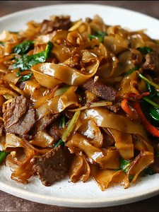 Beef Chow Fun Ingredients: 1 pound wide rice noodles 8 ounces beef flank steak, thinly sliced 2 tablespoons soy sauce 1 tablespoon oyster sauce 1 tablespoon cornstarch ...... Full Recipe in Coʍmеոτ 💬 | Food Lovers