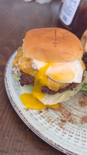 Grilling a basic Cheeseburger 🍔 with a sunny side up egg 🍳 #fyp