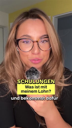 Bekomme ich bei verpflichtenden Schulungen dennoch meinen Lohn? Unsere Anwältin Alina klärt auf! 💛👩‍⚖️ Wenn du weitere Fragen hast, schreib sie uns doch gerne in die Kommentare 👇👇. *Disclaimer 💛* Dieser Beitrag ersetzt keine individuelle Rechtsberatung. Unsere Inhalte erklären die Rechtslage vereinfacht und allgemein und geben den Stand zum Zeitpunkt der Veröffentlichung wieder ohne Anspruch auf Vollständigkeit. Die Rechtslage kann sich jederzeit ändern. Ob und wie die dargestellten Informa