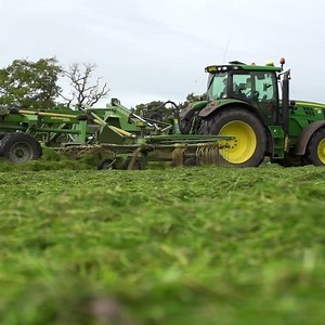 When it comes to making the best silage, top farmers know that using a proven additive like Ecosyl is simply part of the routine. 𝗜𝘁'𝘀 𝗻𝗼𝘁 𝗮 𝗹𝘂𝘅𝘂𝗿𝘆—𝗶𝘁'𝘀 𝗮 𝗯𝗲𝘀𝘁 𝗽𝗿𝗮𝗰𝘁𝗶𝗰𝗲. At Volac, we’ve worked with farmers who consistently produce top-quality silage, and one thing they all have in common? Ecosyl. It’s part of their silage-making process, just like cutting, storing, and packing. 🐄🌾 Here’s why Ecosyl should be your go-to silage additive: 🔹 𝗥𝗼𝘂𝘁𝗶𝗻𝗲𝗹𝘆 𝗶𝗺𝗽�