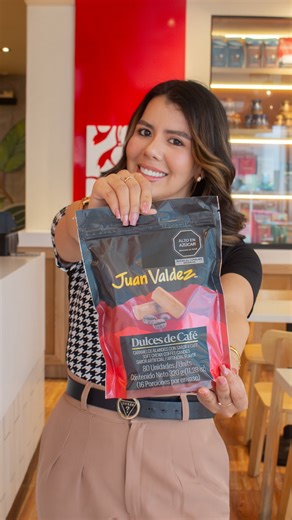 El placer del café también se disfruta en cada bocado. ☕✨ Deléitate con nuestros caramelos blandos de café con 40% de descuento hasta el 14 de noviembre. Acércate a tu Juan Valdez favorito o pídelo por Rappi o PedidosYa y lleva contigo un pedacito del sabor colombiano. 🇨🇴 | Juan Valdez Café