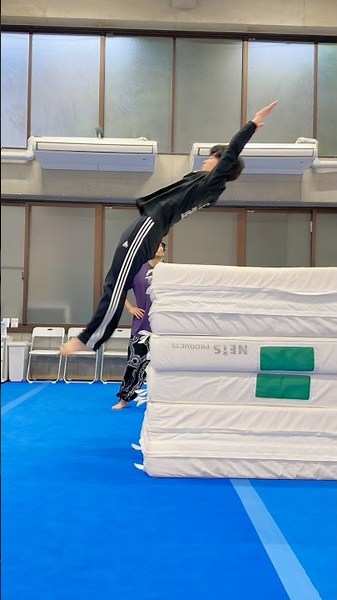 HOW TO DO BACKFLIP ☝️😯🔥 TRAINING GYMNASTICS ACROBATICS FLIPS