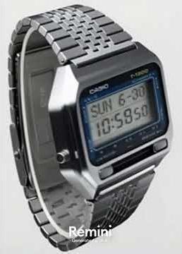 mostrando reloj CASIO digital multifunción rectangular con 5 botones cristal T-1500 retro1982 japan.