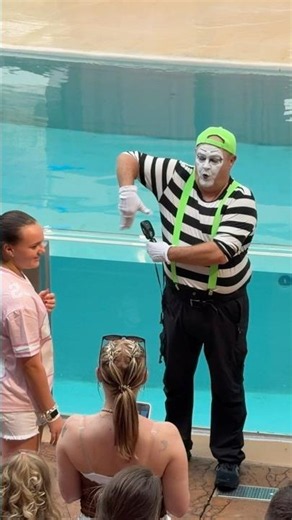 Stinky end 😹 Tom the mime Seaworld #seaworldmime #tomthemime #funny #comedy