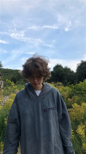 Պḙℵḙ ℏṳ♭ ṳㄅᾰ 🇺🇸 on Instagram: "Follow for more ♥️ . . . . . ご存知ですか？日本では今、「歩く足跡」から発電しています！⚡ 日本では現在、一歩ごとに発生するエネルギーを電気に変換する圧電タイルが設置されています！🔋 人がこれらのタイルの上を歩くと、体重と動きによってタイルに圧力がかかり、タイルがわずかに曲がり、機械的な応力が生じます。タイル内の特殊な素材がこの圧力を電荷に変換します。⚙️ 一歩ごとに少量の電気が生成されますが、何百万人もの人が毎日歩く場合（東京の渋谷駅では1日240万歩以上！）、LEDライト、ディスプレイ、さらにはセンサーに電力を供給するのに十分なエネルギーが生成されます！💡🌱 この技術は、未来の都市が一歩ごとに「充電」されることを示しています。想像してみてください。もし私たちの都市がこのようなタイルで覆われていたら、私たちの動きだけで発電できるのでしょうか？ ⚡ 日本は圧力電気磁器を使用して電気エネルギーを歩行に変換します。これらの磁器レンガは、歩行のエネルギーを捉えます。歩くと、体重と動きによって磁