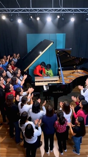 Crowd Goes CRAZY After Brothers’ Piano Performance 😱🎶