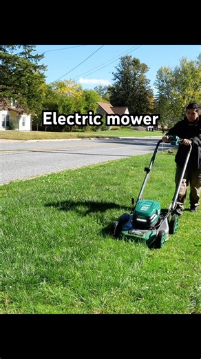 Using an electric mower to cut my grass no need gas #electricmowers #batterymower #cordlessmower