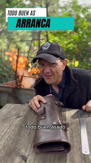 Hay cosas que no se guardan en una caja… se guardan para toda la vida. 🔥 Este estuche KAISER reúne varias piezas de acero al boro, con mangos combinados en maderas nativas y asta de ciervo, acompañadas por su estuche de cuero. Acero, madera, cuero y asta. Materiales nobles, de esos que con los años no pierden historia… la ganan. No sabemos cuál elegiríamos primero. 👀 ¿Vos con cuál te quedás? KAISER | Con alma de acero #CuchillosArtesanales #AceroAlBoro #Kaiser