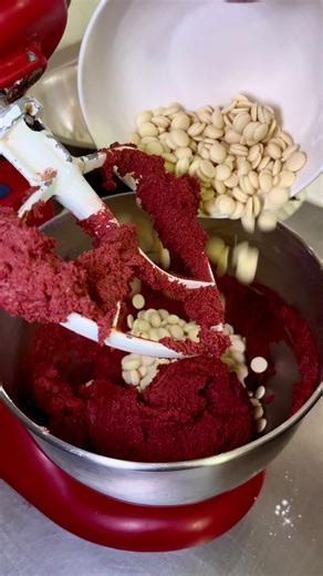 Júlia Cherem Academy on Instagram: "Um dos meus sabores de cookie favoritos! O Cookie Red Velvet tem todo o meu coração! ❤️🤌🏻🍪 #redvelvetcookie #cookies #cursodecookies"