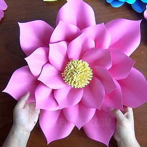 Aprende hacer Flores Gigantes de Papel con este Tutorial COMPLETO Trasando petalos sobre cartulina, recorte y arreglo de petalos | Arte con Flores de Papel