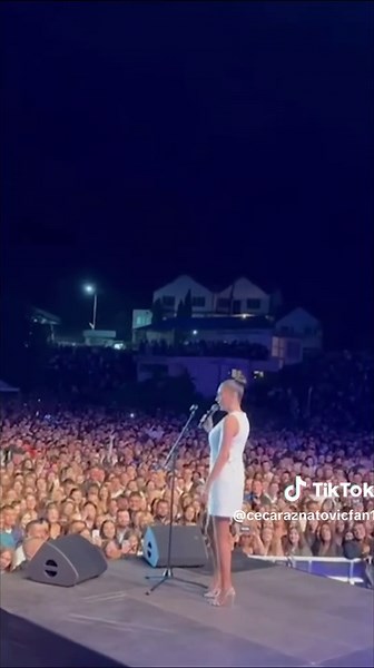 Ceca Ražnatović potpisuje autograme na koncertu