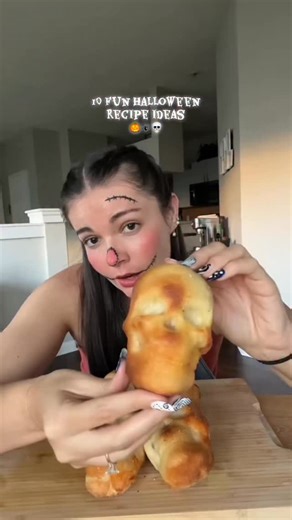 halloween is creeping up on us!🎃 here’s 10 spooky recipes for the occasion! you can find the full ingredients lists and directions for each of these ideas on my page!☺️ have a happy halloween!!🖤🕸️ | ems.eats