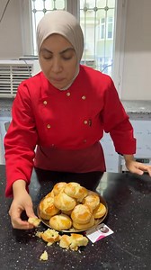 #explore #fly #ورشة #شاف_وهيبة #الجزائر وصفة حلوة الطابع الكاس نتاع 220ملل كاس بيض كاس سكر عادي كاس زيت 2 حبات قشور الليمون قرصة ملح 1ملعقة ميزينه 2كيس خميرة الحلوة فرينة حسب الحاجة الفرن على 175درجة مدة 10دالى 15د لدهن بيضة كاملةو شوي سكر في الوجه#fypchallenge #bonus | بهلول وهيبة لتعليم الطبخ و الحلويات