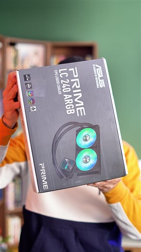 Unboxing dell’ASUS Prime LC 240mm ❄️ E come sempre nasce il dubbio eterno… 240mm o 360mm? C’è davvero tutta questa differenza o spesso esageriamo? Io so cosa ne penso, ma voglio sentire voi: che dissipatore usate nel vostro PC? @ROG Italia #pcbuilding #liquidcooling #pcgaming #techitalia #CustomPCBuild