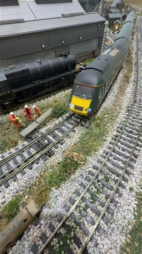 Class 43 GWR HST heads up the back straight.