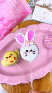 Easy Easter treats 🐰🐥 These Oreo pops are so cute and easy to make! #easter #easterbunny #easterrecipes #eastereggs #easterchick #eastercookies #oreo #oreos #oreopops #easyrecipes #cookies #cookiepops #chocolatecoveredoreos #dippedoreos #easterideas #easterinspo | beautyanddasweetz