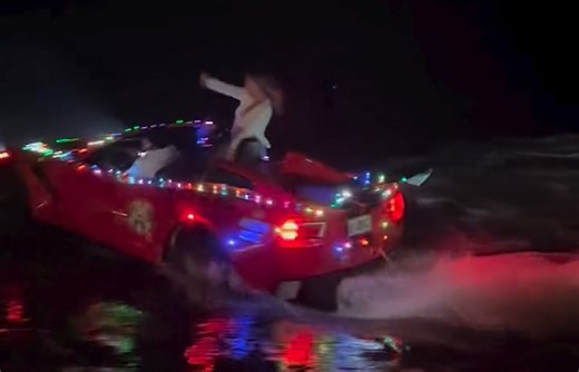 [ACCIDENT] Corvette Jet Boat Crashes During Florida Christmas Boat Parade - Corvette: Sales, News & Lifestyle