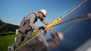 Solarpaneelwinkel mit Wasserwaage prüfen: Stockvideos & Filmmaterial (100 % lizenzfrei) 3859645169 | Shutterstock