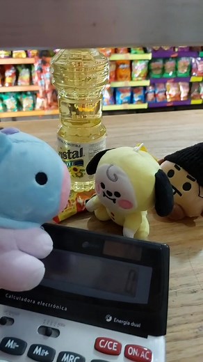 jajaja shooky cholo al rescatee!! defendiendo su barrioo😎 #bt21_official #army #bts #bt21shooky