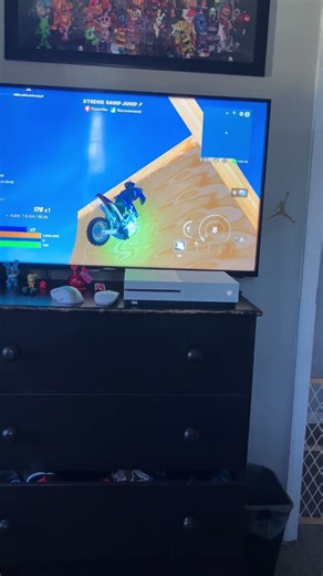 I glitched in the ramp in extreme ramp jump on Fortnite ￼