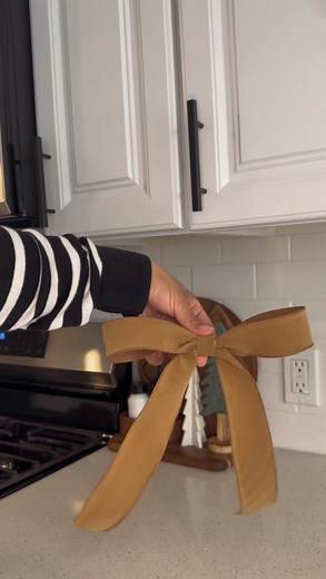 Moños navideños para los gabinetes, las coronas o el árbol de Navidad 🦌🌲#christmas #homedecor #chrismasdecor #kitchendecor #moñosnavideños | Ale Pérez