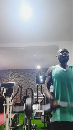 Pour un Pratiquant de la MUSCU, La #Deuxième Semaine paraît la période la plus difficile. Période à laquelle ce sont des Douleurs lncessantes et COURBATURES. Diversifier les exercices entre 6 et 7 Mouvements. N'oubliez surtout pas le Gainage et étirements : trèsimportants. Le développement des muscles ,c'est du temps et cela exige une alimentation saine en vitamines (A,B,C) et surtout Beaucoups de repos. Transformation automatique Maara deeh😂. Rendez-vous pris en Janvier 2026 inchaAllah | Tanti