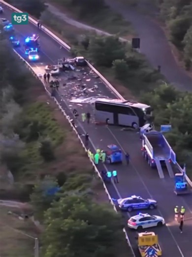 Aperta un'inchiesta sul tragico incidente lungo la superstrada Rieti-Terni. È di sei morti e una trentina di feriti, alcuni in gravissime condizioni, il bilancio dello scontro tra un pullman, un camper e tre auto. #Tg3