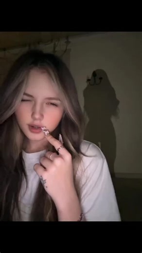 ADULT/MEME/REEL on Instagram: "日本利用压电瓷砖将脚步转化为电能。这些瓷砖捕捉来自你脚步的动能。当你行走时，你的重量和动作会对瓷砖产生压力。瓷砖会轻微弯曲，从而产生机械应力。瓷砖内部的压电材料将这种应力转化为电能。每一步都会产生少量电荷，而数百万步结合在一起就能产生足够的电力来驱动 LED 灯、数字显示屏和传感器。在像涩谷车站这样繁忙的地方，每天大约有 240 万个脚步为这一系统作出贡献。这些电能可以被储存或立即使用，从而减少对传统电力来源的依赖，并支持可持续的城市基础设施。这种方法将日常运动转化为实用的可再生能源 #日本 #知识 #事实 #你知道吗 #推荐 #科技 #创新 #历史 #技术 #实验 #热门"