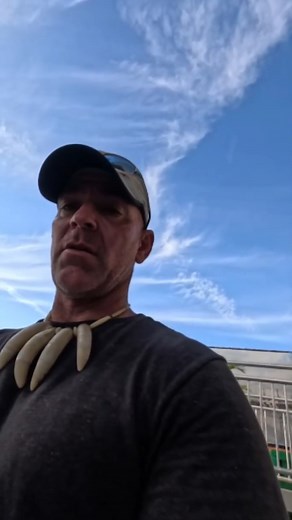 Gator Boys’ Paul Bedard just discovered that Godzilla lost a tooth! Don’t worry though, it’s totally normal. In this video Paul shares some cool facts about alligator teeth, like how they can have around 80 at a time and replace them throughout their lives. Watch as Paul gives us a closer look and explains why losing a tooth is just part of being a healthy gator. 🐊 #GatorBoys #PaulBedard #EvergladesHolidayPark #AlligatorRescue #GodzillaTheGator #AlligatorFacts #GatorPit #WildlifeEducation #Flor