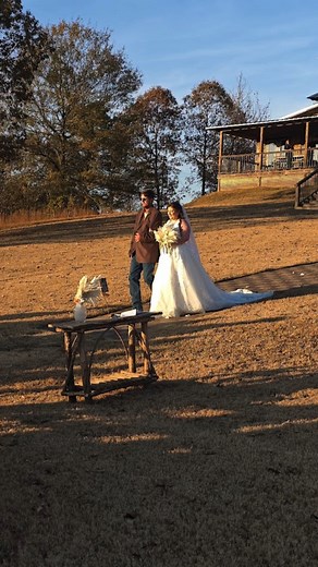 There’s nothing quite like the moment a bride makes her grand entrance. Smiling from ear to ear, glowing, taking her time down the aisle as her family and friends watched her walk into her next chapter. It was one of those moments where you could literally feel the joy in the air. What’s your favorite part of a wedding ceremony: the entrance, the vows, or the first kiss? 💍👇🏽 Venue: @timbervalleylodge Wedding Coordinator: Better Together Weddings @bettertogetherweddings_bysuz Photographer: @hf