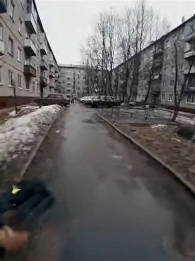 如何深入探索AI应用信息？ 如果你希望系统地了解或跟进AI应用，可以尝试以下路径： 明确关注焦点： 行业方向：你对哪个行业的AI应用最感兴趣？（例如医疗AI、金融风控、教育科技或智能汽车？） 技术方向：你更关注生成式AI、计算机视觉还是决策智能？ 角色视角：你是希望个人使用、企业落地，还是进行技术开发？ 获取高质量信息的渠道： 综合资讯：关注AI科技评论、机器之心、arXiv等平台的前沿论文与解读。 实践社区：参与GitHub上的热门AI项目，在Kaggle上学习实战案例。 产品体验：直接试用ChatGPT、Claude、文心一言、通义千问等主流产品，感受其能力边界。 从理论到实践的行动建议： 初学者：从掌握提示工程开始，学习如何有效与大模型对话，并尝试用AI辅助日常工作。 开发者/进阶者：学习LangChain等AI应用开发框架，尝试将大模型与外部工具、数据结合，构建简单智能体。 企业决策者：关注AI如何优化核心业务流程（如客服、文档处理），从小型试点项目开始，衡量投入产出比。#pov